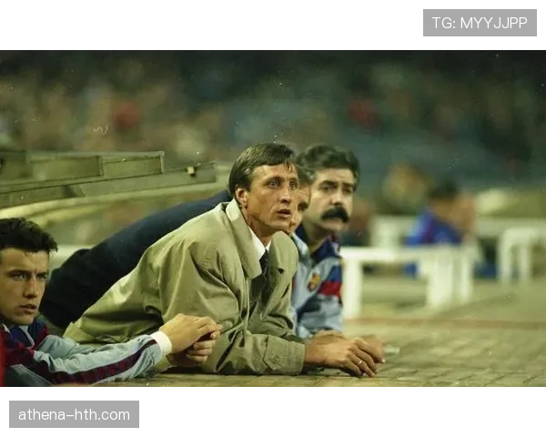 克鲁伊夫进攻理念再现:现代足球攻势战术的传承与革新 克鲁伊夫进攻理念再现:现代足球攻势战术的传承与革新