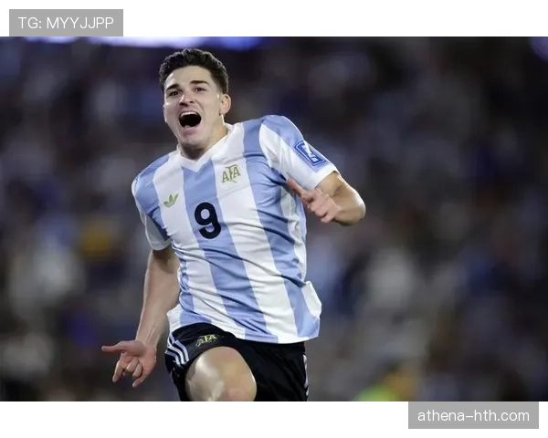 阿尔瓦雷斯战术角色与位置适配分析：前锋还是中场？