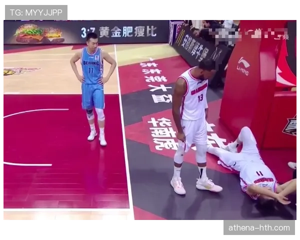 陶菲克街头拎包比球鞋还贵，这生活细节真让人慌了神！