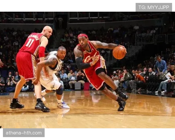 伯德挡拆牵制魔术师约翰逊，三分效率碾压其突破